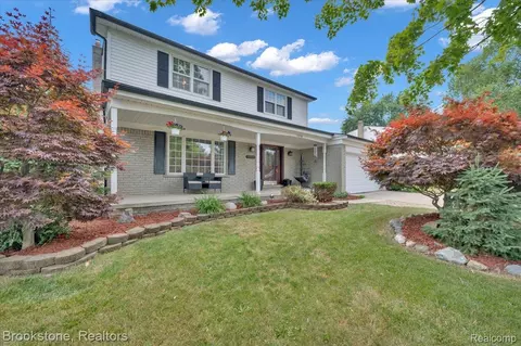 37738 Santa Anna St, Clinton Township, MI 48036