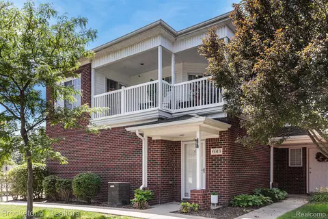 6913 Boulder Pointe Dr, Washington, MI 48094