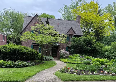 8642 Hendrie Blvd, Huntington Woods, MI 48070