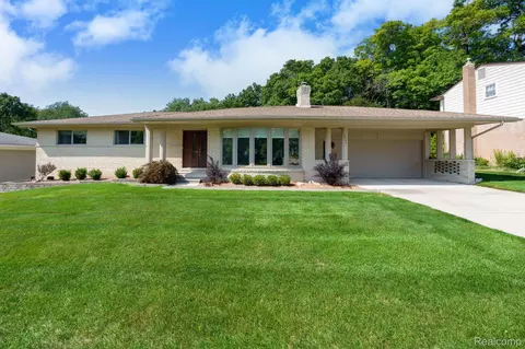 2063 Avoncrest Dr, Rochester Hills, MI 48309