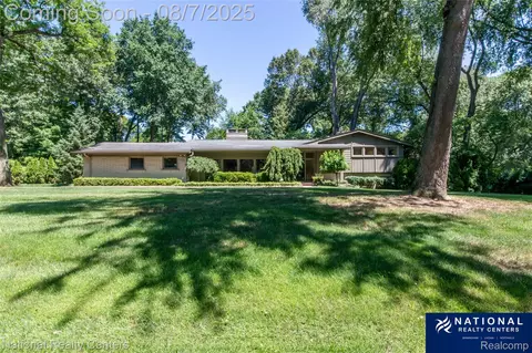 4933 Malibu Dr, Bloomfield Township, MI 48302