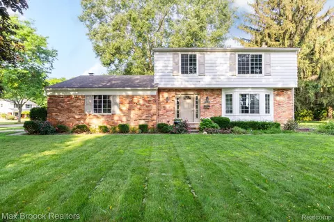 3715 Ledge Dr, Troy, MI 48084