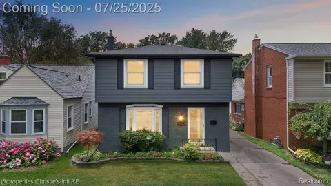 2023 Roslyn Rd, Grosse Pointe Woods, MI 48236