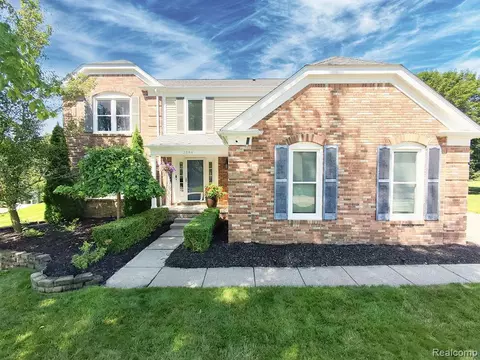 2384 Millbrook Ct, Rochester Hills, MI 48306