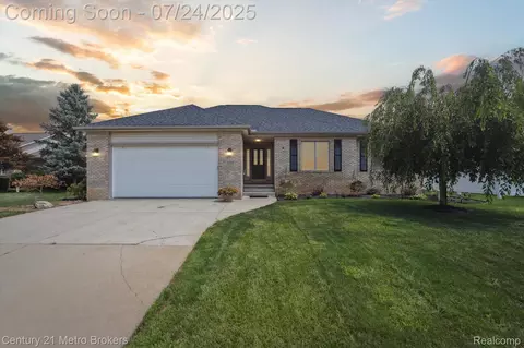 1504 Eden Gardens Dr, Fenton, MI 48430