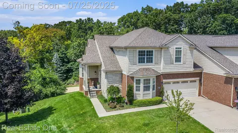 636 Mountain Cir, Rochester Hills, MI 48306