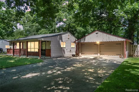 4030 Letart Ave, Waterford, MI 48329