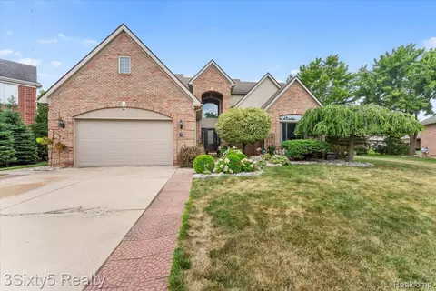 15712 Meadows Dr, Riverview, MI 48193