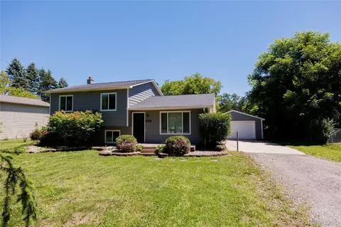 9420 Denton Hill Rd, Fenton, MI 48430