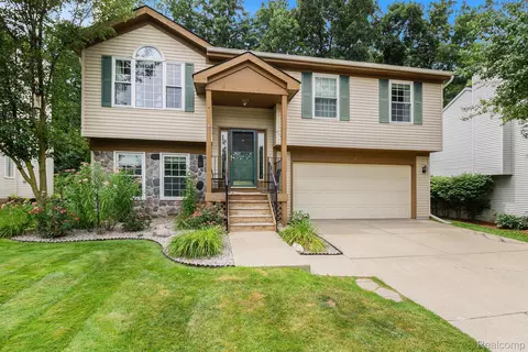 1735 Andover Blvd, Howell, MI 48843