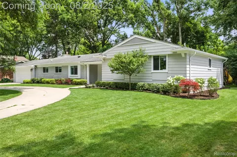 3770 Eastbourne Dr, Troy, MI 48084