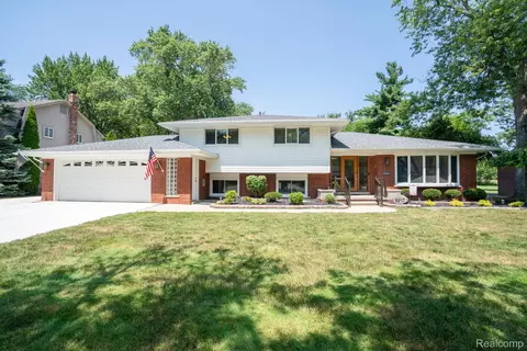 8310 Burning Bush Rd, Grosse Ile, MI 48138