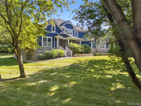 1416 Pueblo Ct, Milford, MI 48381