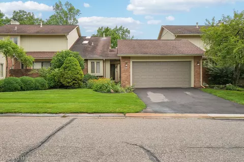 5608 Hillcrest Cir W #80, West Bloomfield, MI 48322