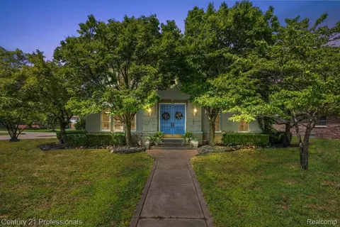 40205 Ashland Dr, Sterling Heights, MI 48313