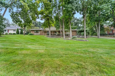 6016 Plantation Dr, Grand Blanc, MI 48439