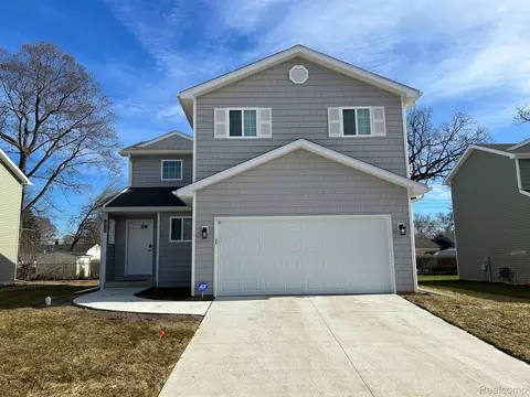 3999 Lotus Landing Cir, Waterford, MI 48329