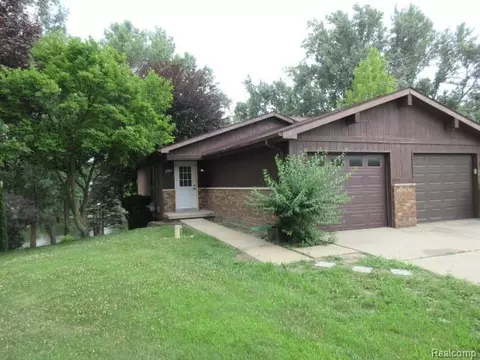 2409 Golden Shores Dr, Fenton, MI 48430