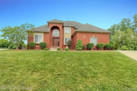 761 Nissen Ct, Wixom, MI 48393
