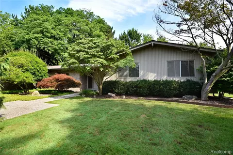 5550 Raven Rd, Bloomfield Hills, MI 48301