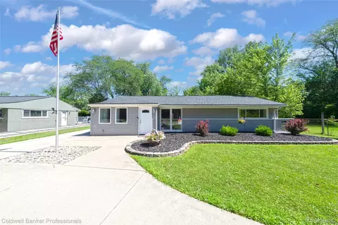 2602 Penna Dr, West Bloomfield, MI 48324