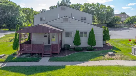 12266 Woodside Dr, Grand Blanc, MI 48439