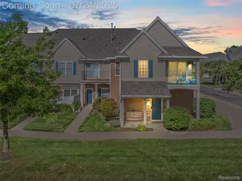 729 Amberly Dr #C, Waterford, MI 48328