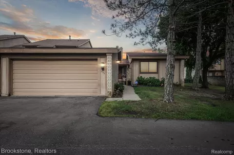 5195 Richard Run, West Bloomfield, MI 48322