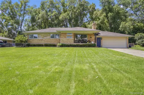 53223 Mark Dr, Shelby Township, MI 48316