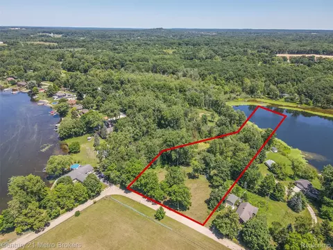 454 East Rd, Holly, MI 48442