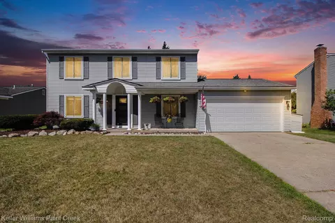 1092 Meadowlark Dr, Waterford, MI 48327