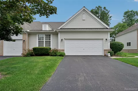 5820 Baypointe Blvd, Independence, MI 48346