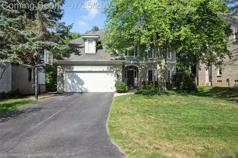 2680 Elizabeth Ln, West Bloomfield, MI 48324