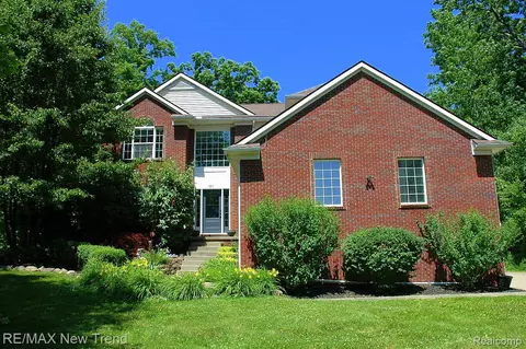 785 Pathway Dr, Howell, MI 48843