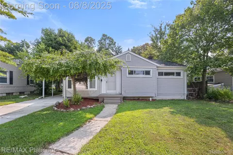 708 Elmwood Dr, Fenton, MI 48430
