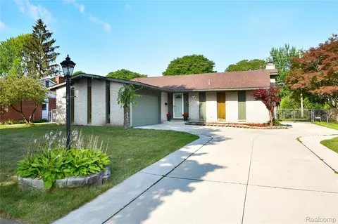 18529 Westbrook Dr, Livonia, MI 48152