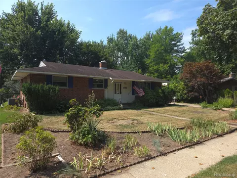 14480 Swanee Beach Dr, Fenton, MI 48430