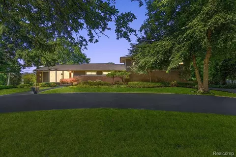 2300 Pine Lake Rd, West Bloomfield, MI 48324