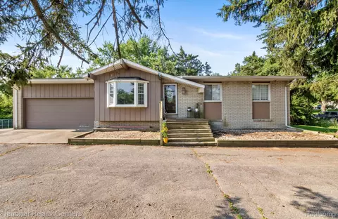 7716 Highland Rd, White Lake, MI 48383