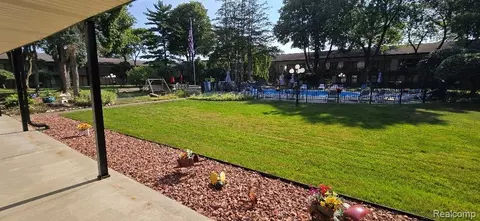 995 N Cass Lake Rd #142, Waterford, MI 48328