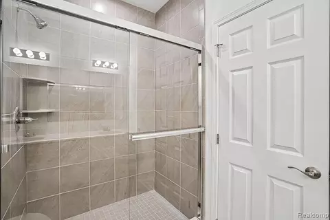 Bath - 20776 Burn Dr, Macomb, MI 48044 photo 3 of 4