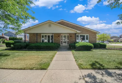 15810 Cumberland St, Riverview, MI 48193