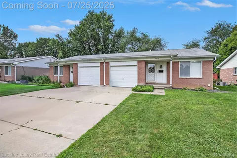 1044 Maurice Dr, Brighton, MI 48116