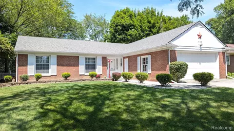 3026 Hawthorne Dr, Flint, MI 48503