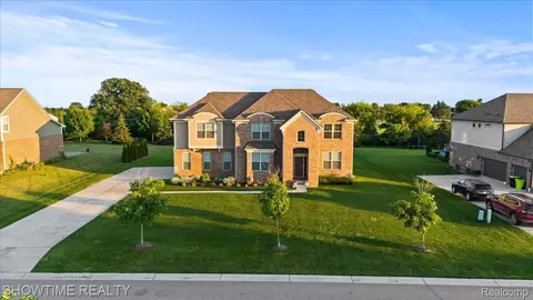 102 Oakland Crest Dr, Rochester, MI 48306
