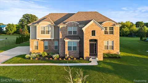 102 Oakland Crest Dr, Rochester, MI 48306