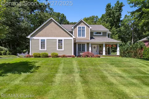5133 Canyon Oaks Dr, Brighton, MI 48114