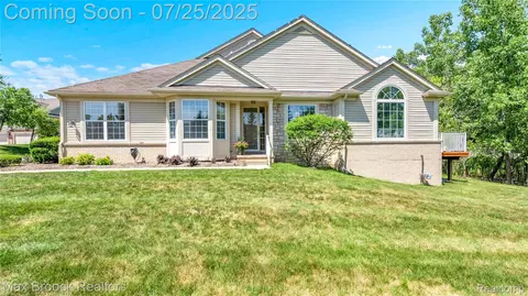 6612 Wabash Ln, Troy, MI 48085