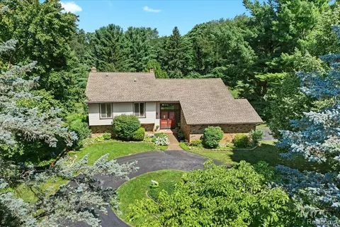 3862 Saddle Ln, Milford, MI 48381