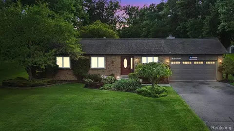 24435 Springbrook Dr, Farmington, MI 48336